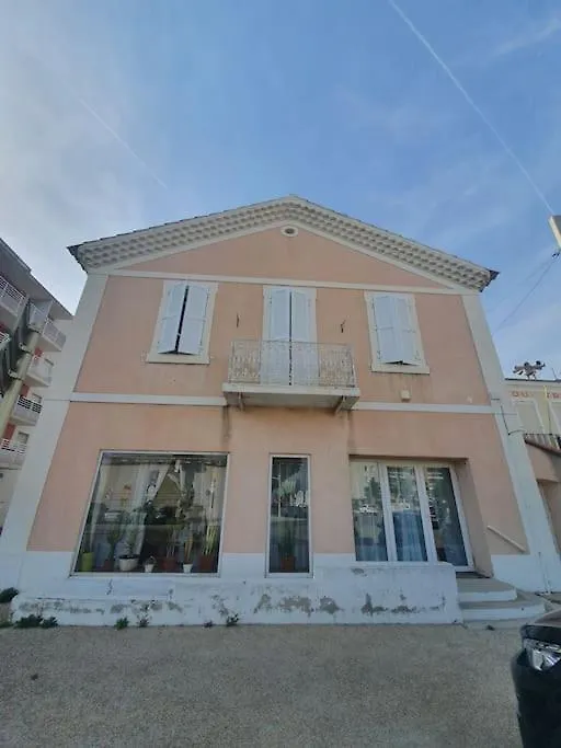 La Maison Rose Sur Le Port France